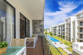 Tropical 2BR Retreat - Terrace, BBQ and Pool