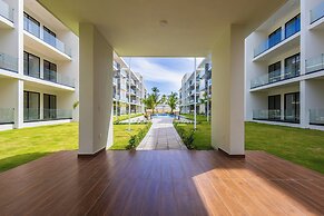 Tropical 2BR Retreat - Terrace, BBQ and Pool