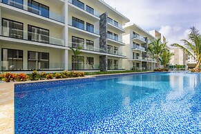 Tropical 2BR Retreat - Terrace, BBQ and Pool