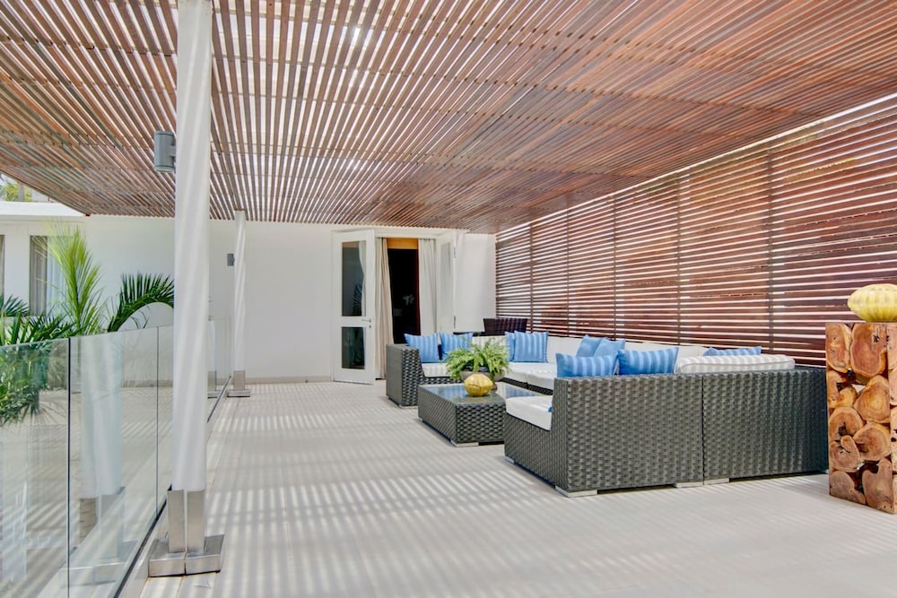 Breathtaking Ocean-view Home w Pool Modern Design