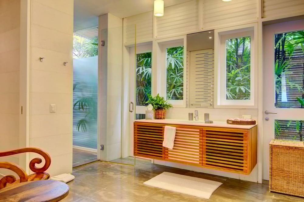 Breathtaking Ocean-view Home w Pool Modern Design