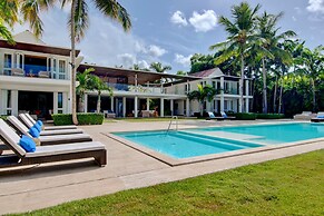 Breathtaking Ocean-view Home w Pool Modern Design
