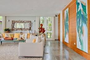 Breathtaking Ocean-view Home w Pool Modern Design