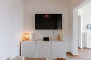 Modern Apartment With Balcony Near City Center