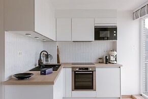Modern Apartment With Balcony Near City Center