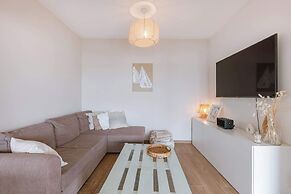 Modern Apartment With Balcony Near City Center