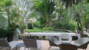 Beachfront and Pool 2 BR Apt- Celeena 870