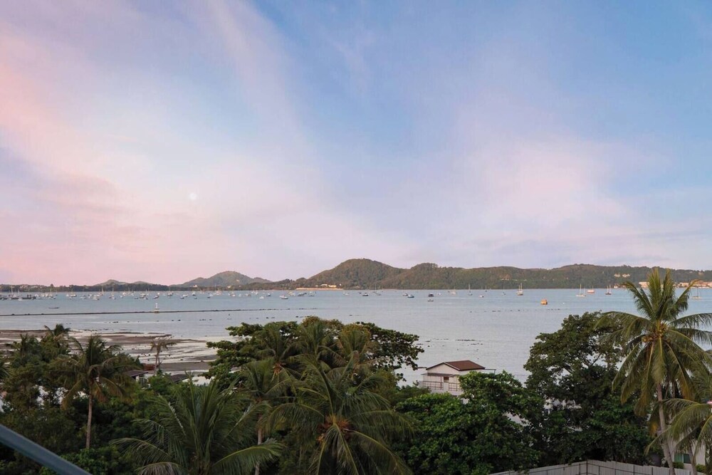 Beachfront and Pool 2 BR Apt- Celeena 870