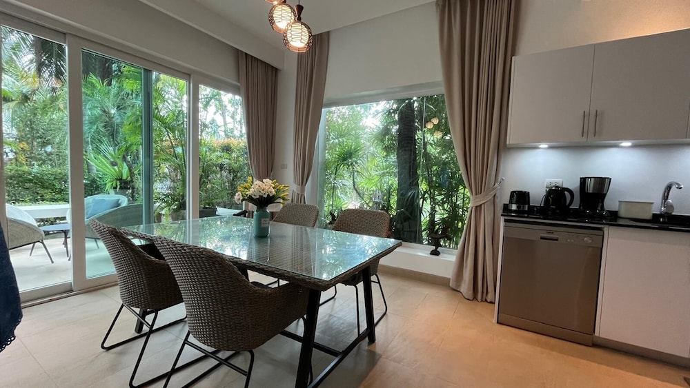 Beachfront and Pool 2 BR Apt- Celeena 870