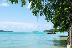 Beachfront and Pool 2 BR Apt- Celeena 870