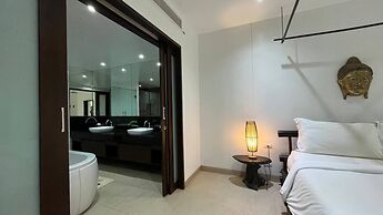 Beachfront and Pool 2 BR Apt- Celeena 870