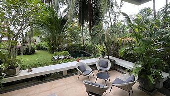 Beachfront and Pool 2 BR Apt- Celeena 870