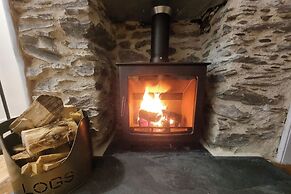 Seaside Escape at Looe Cottage