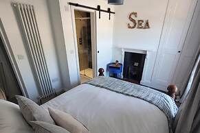 Seaside Escape at Looe Cottage
