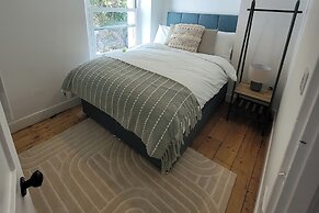 Seaside Escape at Looe Cottage