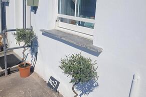 Seaside Escape at Looe Cottage
