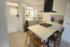 Seaside Escape at Looe Cottage