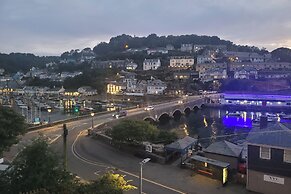 Seaside Escape at Looe Cottage
