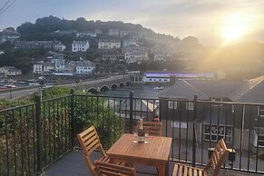 Seaside Escape at Looe Cottage