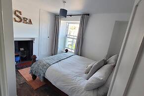 Seaside Escape at Looe Cottage