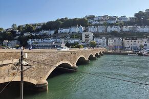 Seaside Escape at Looe Cottage