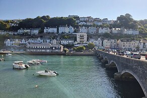 Seaside Escape at Looe Cottage