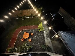 Bloomstone Urban Chill Cabin