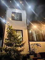 Bloomstone Urban Chill Cabin