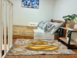 Bloomstone Urban Chill Cabin