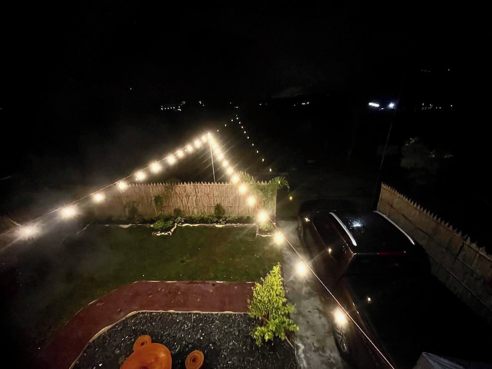 Bloomstone Urban Chill Cabin