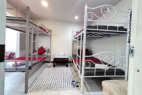 Sunshiny-BB Hostel near Punnavithi BTS station