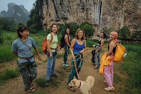 Yangshuo Singingriver climbers house