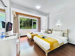 Yangshuo Singingriver climbers house