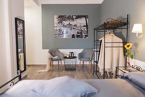 Demithos Rooms