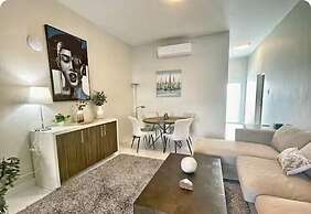 Breathtaking 3-Br Beachside Apt