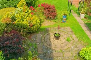 House - Sleeps 7 - Pet Friendly - Garden - Parking