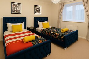 House - Sleeps 7 - Pet Friendly - Garden - Parking
