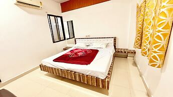 Hotel Dwarkadhish -near Station & Temple