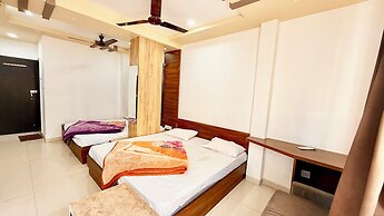 Hotel Dwarkadhish -near Station & Temple