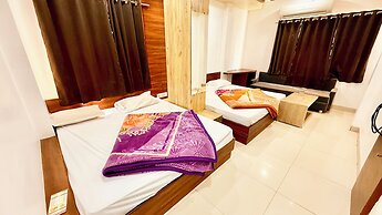 Hotel Dwarkadhish -near Station & Temple