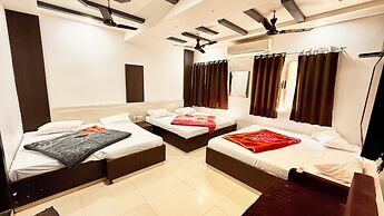 Hotel Dwarkadhish -near Station & Temple