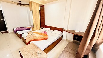 Hotel Dwarkadhish -near Station & Temple