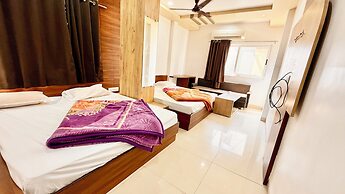 Hotel Dwarkadhish -near Station & Temple