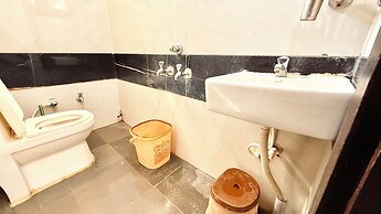 Hotel Dwarkadhish -near Station & Temple