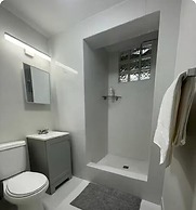 Luxurious Beachside 3-Br Apt