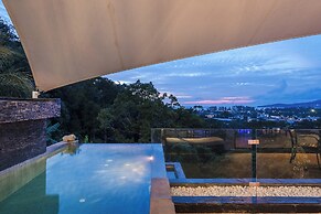 4BRHilltop Villa Pool Views Jacuzzi V203
