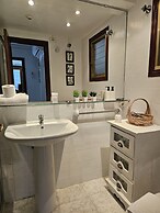 City Apartment With Pool Access