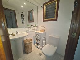 City Apartment With Pool Access
