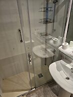 City Apartment With Pool Access