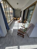 City Apartment With Pool Access